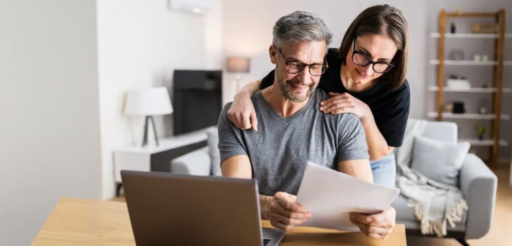 Twee mensen die leningen hergroeperen op een computer